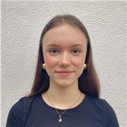 Schülerin die Grundschüler/innen bei den Mathe Hausaufgaben hilft